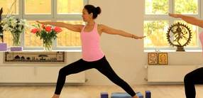 Yoga für Anfänger:innen: Die umarmende Kraft der Muskulären Energie
