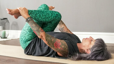 Lucia Nirmala Schmidt: Faszienyoga für die Hüfte